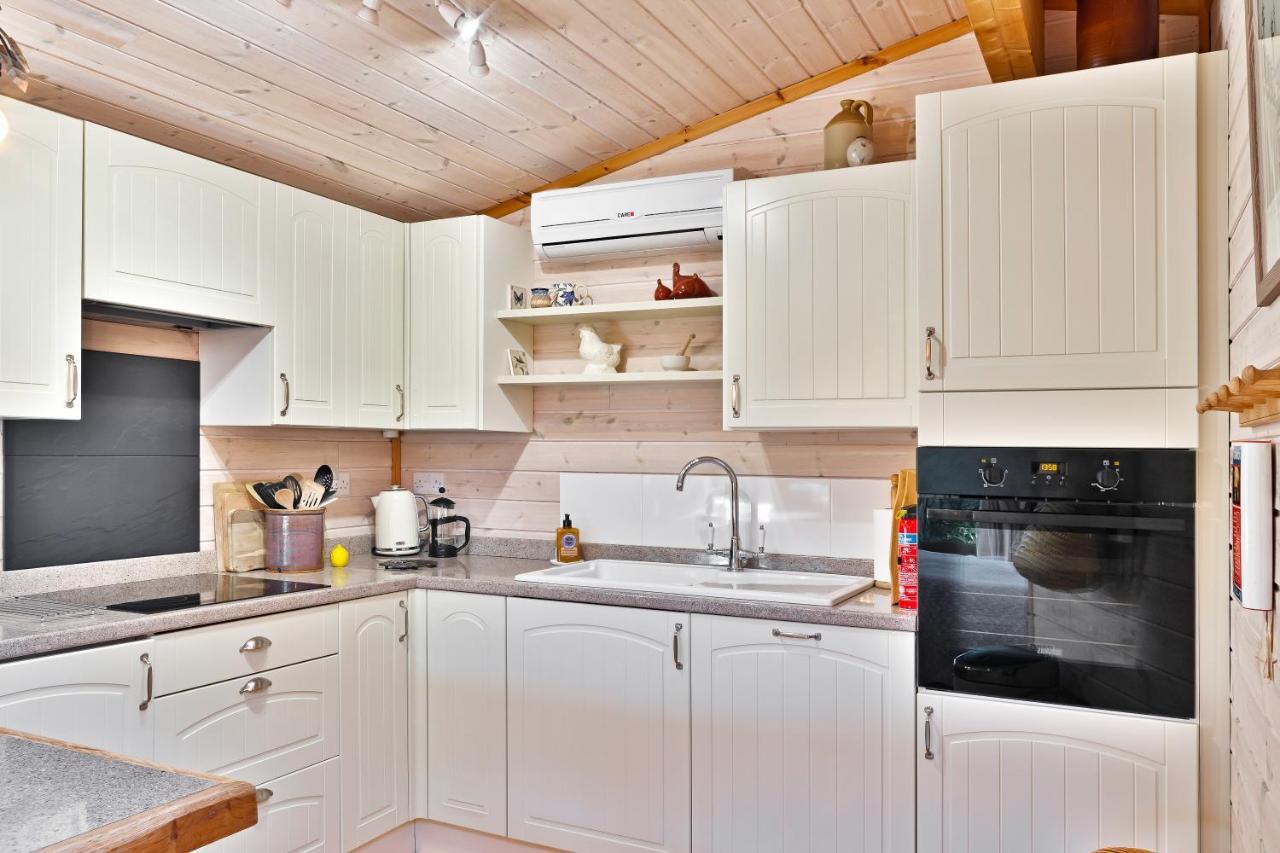 The Lodge - Luxury Lodge With Super King Size Bed, Kitchen & Shower Room Hurstpierpoint Bagian luar foto