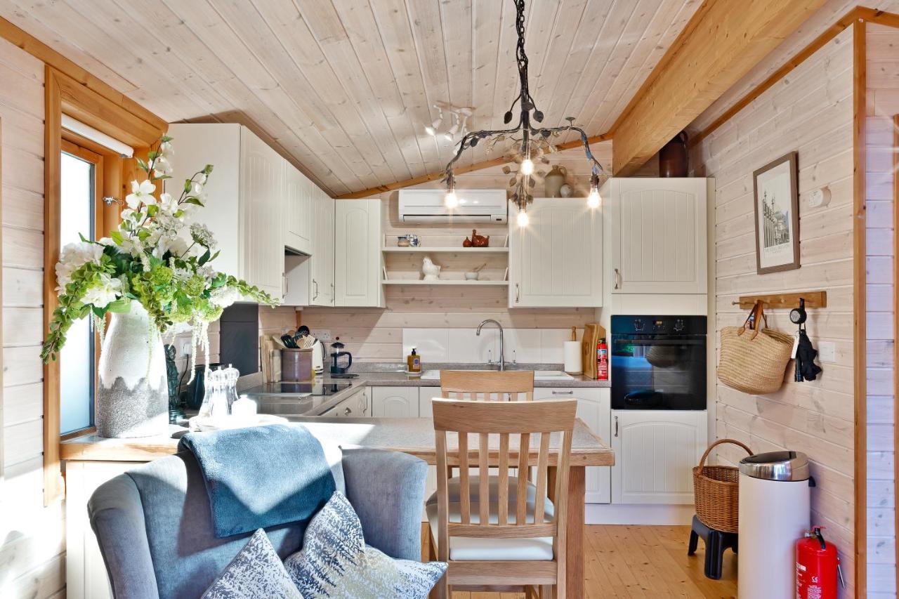 The Lodge - Luxury Lodge With Super King Size Bed, Kitchen & Shower Room Hurstpierpoint Bagian luar foto