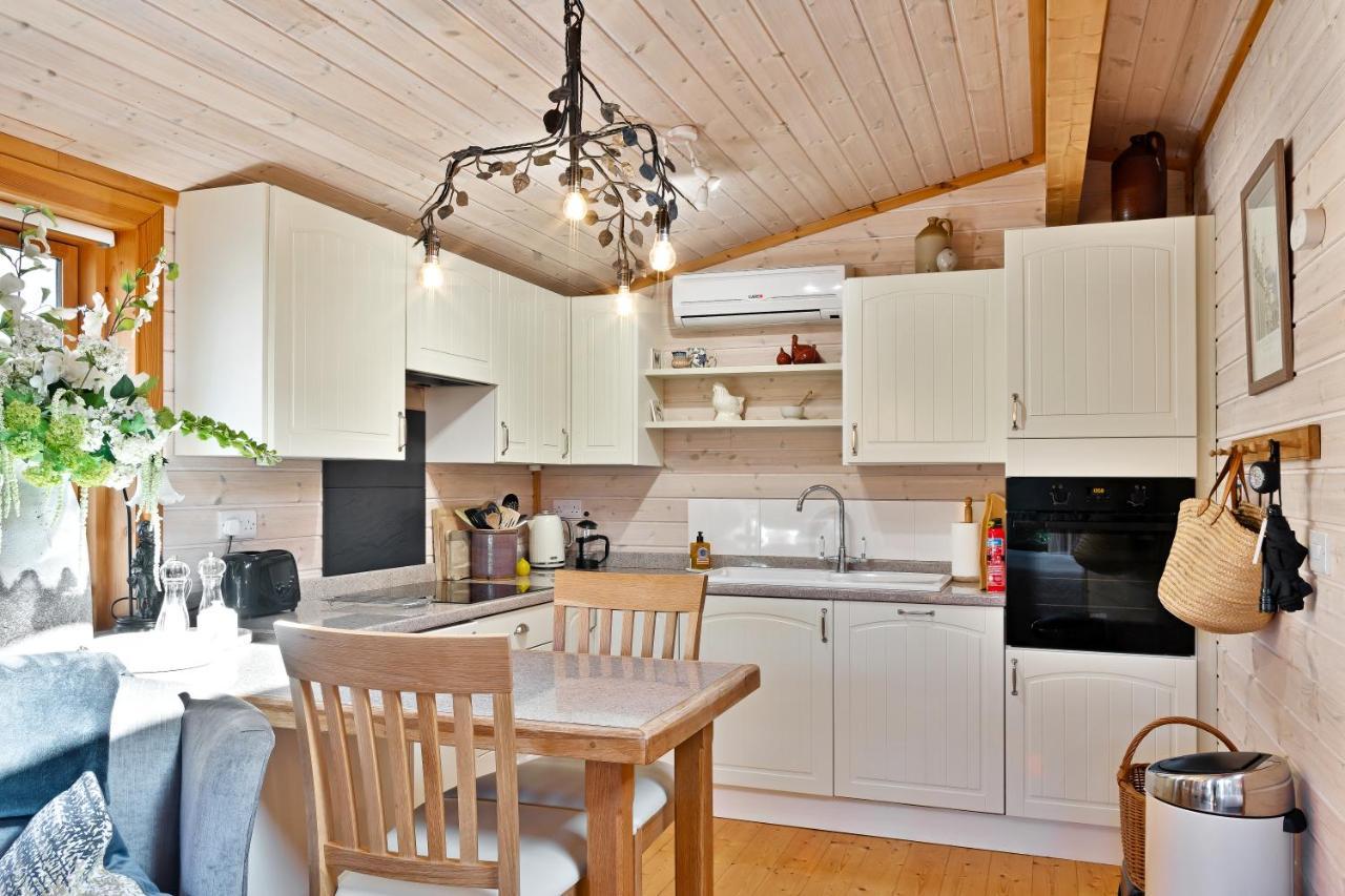 The Lodge - Luxury Lodge With Super King Size Bed, Kitchen & Shower Room Hurstpierpoint Bagian luar foto