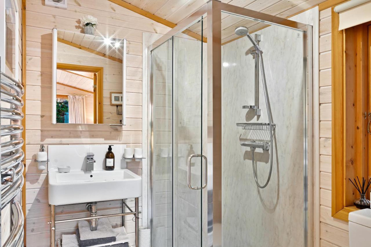The Lodge - Luxury Lodge With Super King Size Bed, Kitchen & Shower Room Hurstpierpoint Bagian luar foto